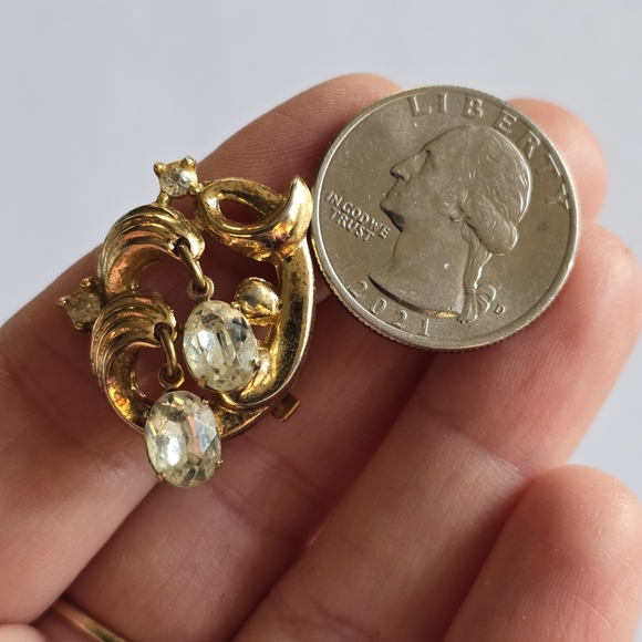 Vintage Crown Trifari single clip on earring gold tone Alfred Phillippe - Picture 2 of 9